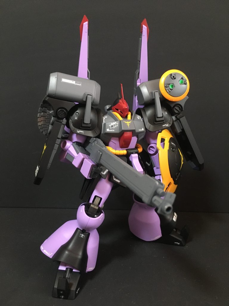 正面右側ゼクアインの両腕をミキシングしつつ、左肩にはビルダーズパーツのレドームを追加しました。