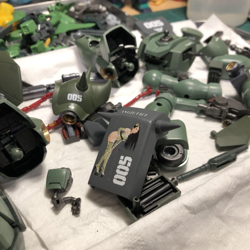 最近デカール貼り付け後の乾燥養生は最低1週間とっています。完全乾燥させると強固に定着しますね。