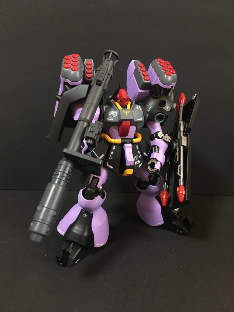 ギラドーガの両腕をミキシングしつつ、ズサのミサイルポッドを装着させさせています。武装は 74120'5 さんからのアドバイスをもとに ラテーケンバズーカとしました。ドム系配色にバズーカーは似合いますね。