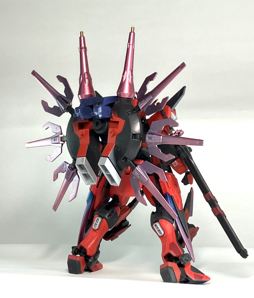 素立全体的に大型化のスタイル改修を行なっております。首 1.5ミリ延長肩 1ミリ延長、バーニア追加(プラ板自作)太腿 1ミリ延長脚部 1ミリ延長ドラグーンの形状もプラ板で変更しています。個人的には「桜」をイメージしてアレンジしてみました！実はクレオスのメタルピーチとメタルピーチにクリアパープルを調色したカラーでグラデーションもかけています。カラーリングは前回よりも彩度高めの赤とダークグレーをメインに塗装しました。メインの赤はピンクサフ→フィニッシャーズさんの「リッチレッド」を使用。非常に良い発色です！