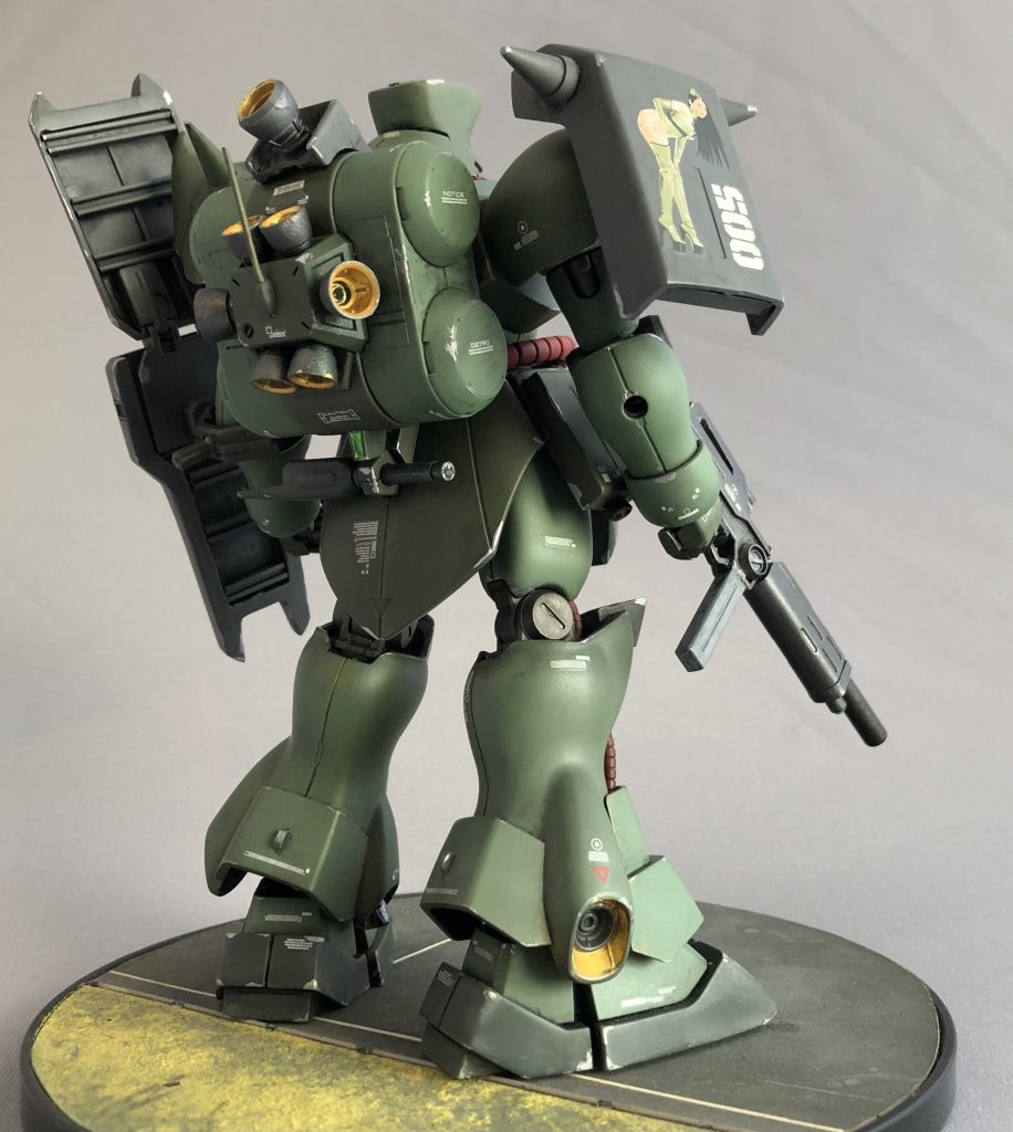 右肩シールドはノーマルよりも少し小さく、スパイクの形状が違います。シールド面の台形断面のスパイク4本は削り落とし代わりに右肩アーマー用のスパイクをサイドに取り付けました。全体の長さもカットして丈詰めしています。