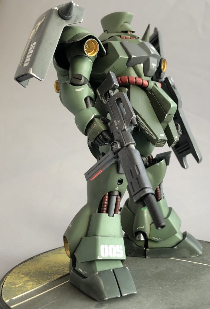 ギラ・ドーガ改はCCA-MSVにカテゴライズされるモビルスーツで、初出は旧キット1/144ギラ・ドーガのインストと言うことですから、古くから設定の存在する機体です。指揮官用に性能がアップグレードされた機体で、装甲がガンダリウムに改められ、耐弾性能が40%UPしていたり、センサー類が詰め込まれ探索解析機能が高められた通称「ボックス・ヘッド」と呼ばれる頭部形状が特徴的です。少数生産されましたがαアジール開発に経済的リソースを割かれ、生産終了したとのことです。