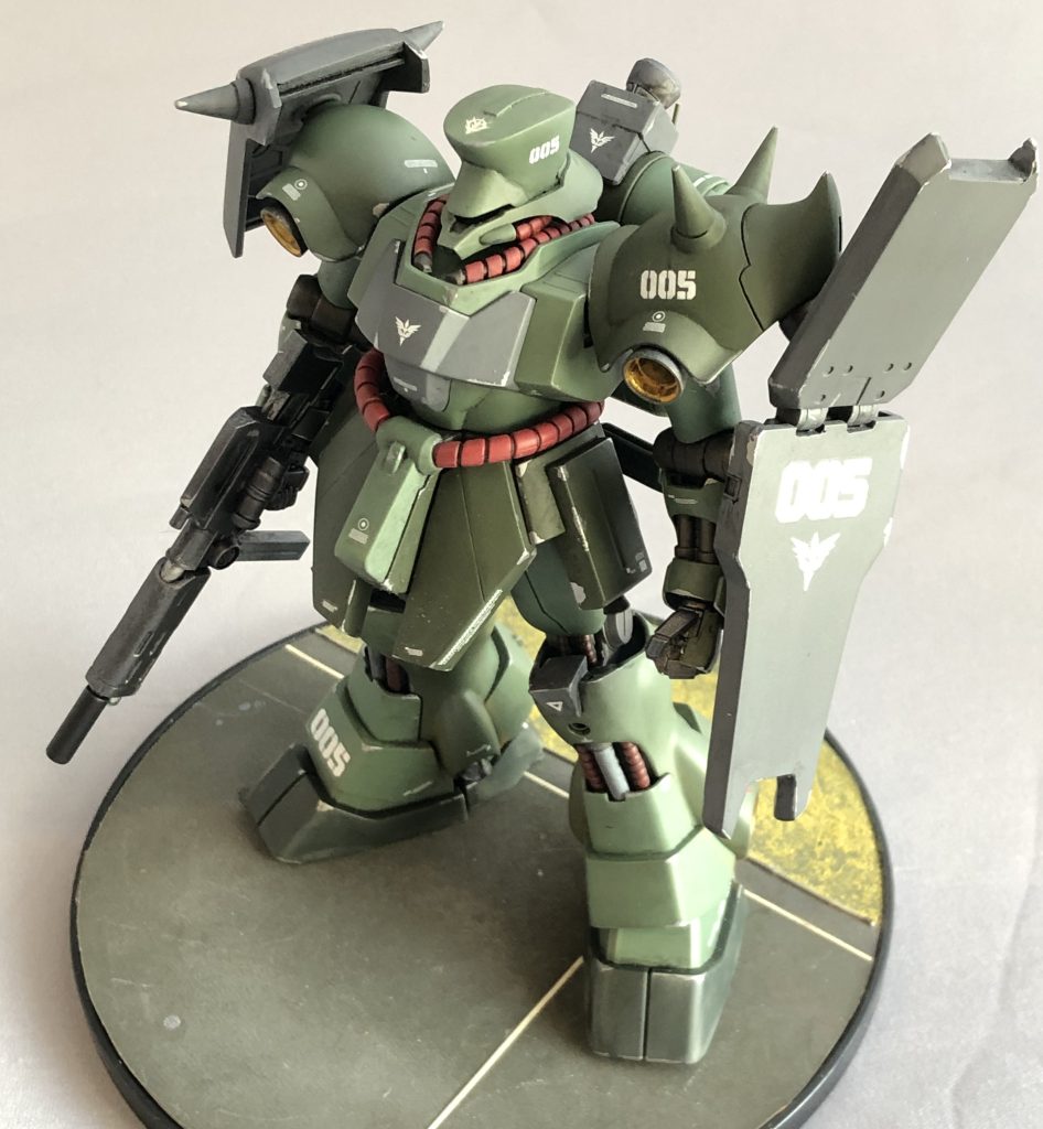 初めて設定画を見たときは、ノーマルドーガとの差異が大きく見えたので食指が動かなかったのですが、最近改めて設定画をマジマジと見ていると、「コレはデッサンが狂っているだけで(失礼！)、形状的にはノーマルと大して差は無いのでは？」と言うことに気づきました。そもそも、設定画には前面の姿図しか存在せず、背面の形状は不明です。頭部など明らかに違うところもあれば、ボディはほぼノーマルのようにもみえます。わからないところは都合良く解釈して、ハードルを低めに設定して制作開始です、以下、変更点のご紹介です。