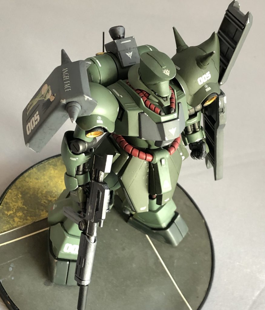 左肩のスパイクアーマーは、スパイクが2本になっており、且つノーマルよりも長いスパイクになっています。こちらは5mm丸棒を鉛筆削りで削って自作しました。