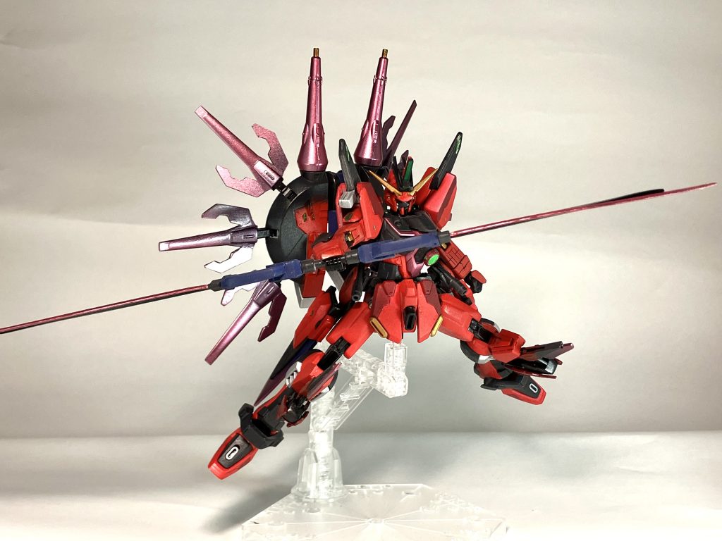 さて、今回のメイン武装です！漢の浪漫、対艦刀をジャスティスにも装備させてみたら面白いかなあと思い製作。ガンダムベース限定の「システムウエポンキット004」をベースにソードインパルスの「エクスカリバー」を参考にパテとプラ板で形を整えました。連結させた状態で装備させると「インジャじゃん！」と違和感なくアレンジ出来たかなと勝手に思ってます(笑)また、持ち手の部分を藍色で塗装したのもお洒落な感じになって満足です