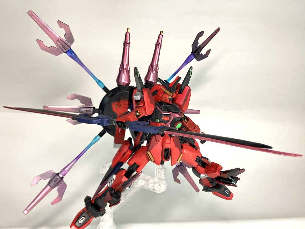 ドラグーン発射状態。ドラグーンと強力な武装で戦場を支配していく様はまさに「皇帝」です！