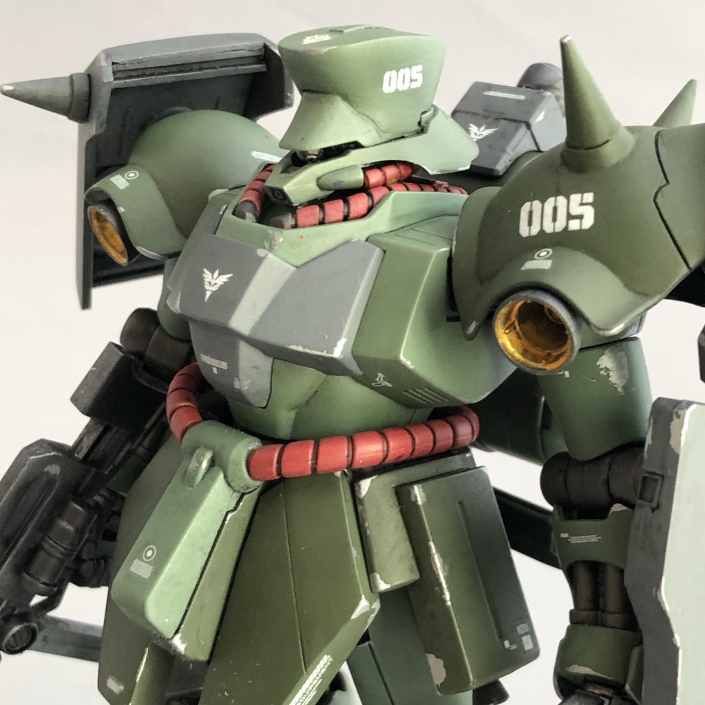 頭部は特徴的な「ボックスヘッド」になっています。実はこの頭部は以前「ギラ・ドーガ重装型」を作った時に作成したものです。今回は晴れてボディも完成したので、頭部を返してもらいました。「ギラ・ドーガ重装型」　はノーマルヘッドに戻してあげました。