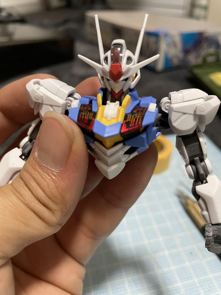 肩と腹部と胸元にプラ板とプラ板でそれっぽいパーツを作ってはりつけ