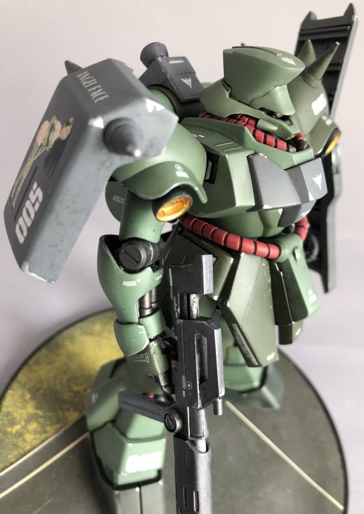 実は、合わせ目消しと改造したところ以外は成形色仕上げにしてます。ギラ・ドーガの成形色とクレオスのMSディープグリーンは、ほぼ同色なので違和感がありません。例えば、胸部ブロックと頭部は塗装してありますが、襟は無塗装。同様に右肩アーマーは塗装してありますが、上腕/前腕は成形色です。