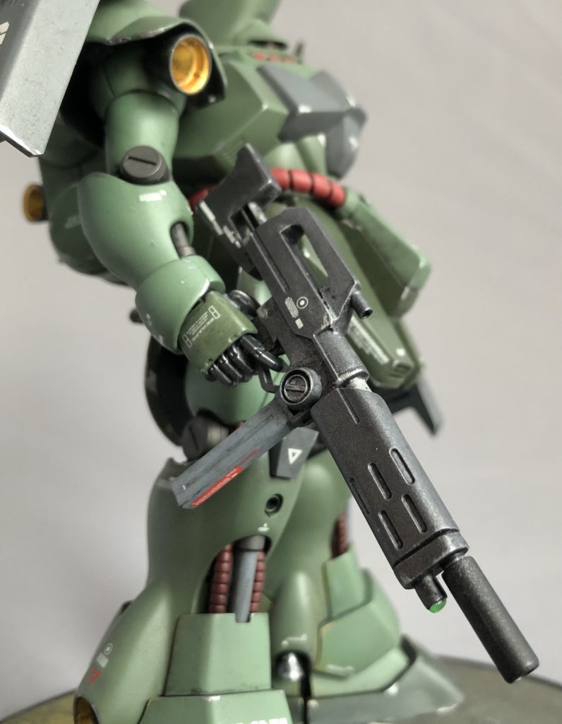 制作ストーリーでも紹介しましたが、専用ライフルの乱立はいかがなモノかと思うので、あくまで「既存ライフルの派生型」に見えるよう、ギラドーガマシンガンをベースに、レズンドーガライフルを混ぜ、設定画に寄せました。Eパックはジェガンのそれと同型です。貧乏所帯のネオジオン的には、Eパックのような消耗品はなるべく汎用性が高い方が良いと思います。現地調達も可能ですｗ手首はビルダーズパーツに置換してあります。