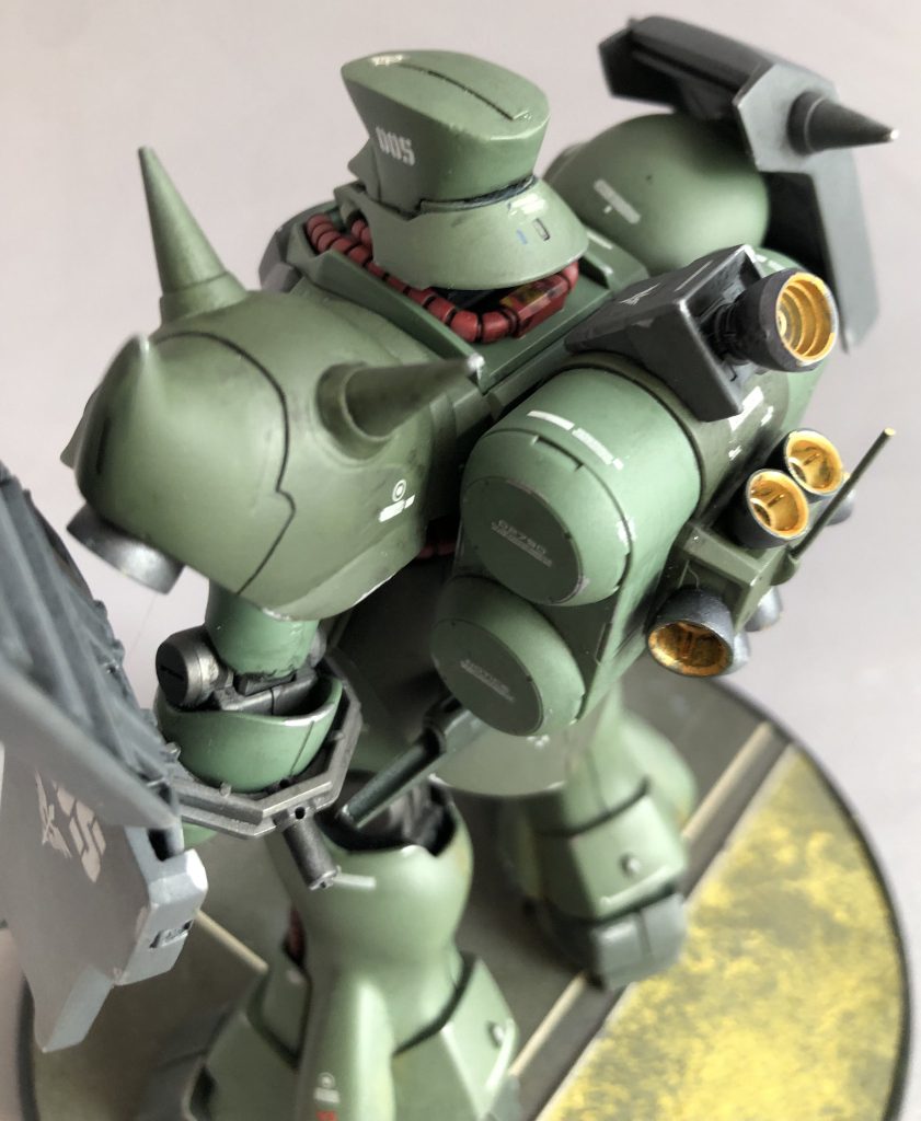 設定画によるとバックパック上部にスラスターが増設されているようです。背面画が無いためコレがどのような形状をしているのか不明なのですが、ゲームなどで起こされているCGデータなどを見ると、コレが2個付いていると解釈している方もおられるようです。私は設定画の角度的に「中央に1カ所」が正解だと読んでいます。こちらは、ビルダーズパーツの組み合わせで載せておきました。