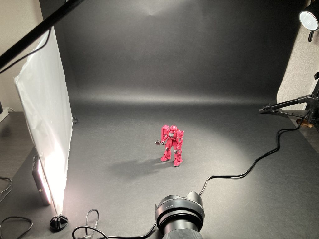 今回のザクⅡは3灯ライティングで撮りました。陰影を付けるメインライト(写真右上)、暗く落ちすぎている部分を補助する補助ライト1(写真左下)、全体的に明るさを足す補助ライト2(写真上側※見切れている)