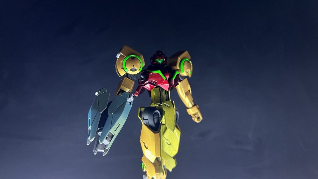 <こだわりポイント>肩パーツはハインドリーを使用しています。角付き方と円形状がサムスの肩に似ていて、塗装分けで再現しました。頭部についてはHGガンダムアストレアtype-Fを使用しています。丸みを帯びた形状と、緑のバイザー、バイザー越しに見えるモノアイがサムスと共通していたので使用しています。