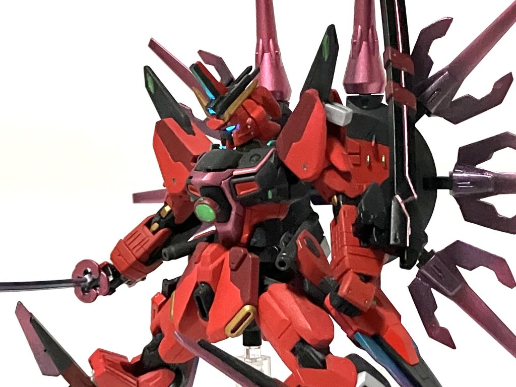 最後に、今回も蛍光塗料を使ったのでブラックライトで発色します。ツインアイと、ドラグーン制御強化のためのボディセンサ等は光るようになっています。