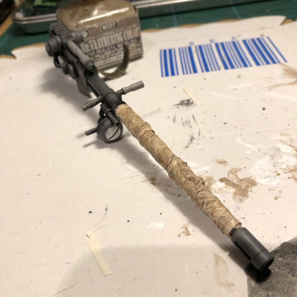 ランゲブルーノ砲にニトリルグローブを巻き付け、Mr.ウェザリングカラー「グレイッシュブラウン」で塗装したところ。思ったよりも良い質感に。