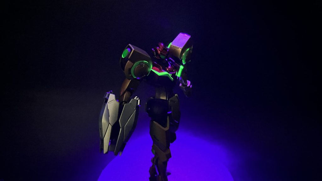 <こだわりポイント３>バイザー、胸、肩のラインを光らせたく、蛍光塗料を使用しています。また、胸部のラインはサムスのロゴを意識して伸ばした「S」の様にしています。