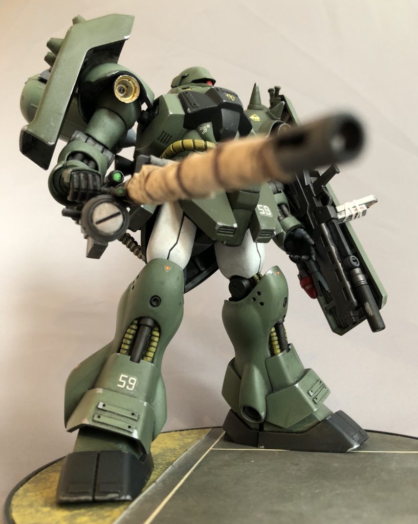 ランゲブルーノ砲のレドーム直上の細い管にもセンサーを追加しておきました。太もも絶対領域はホワイトです。