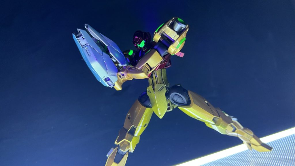 <こだわりポイント２>サムスといえば顔のバイザー！はじめは水星の魔女キットで統一するために、ダリルバルデやハインドリーを検討しましたが、一番しっくりくるものを使用したく、本作ではガンダムOOのキットであるアストレアtypeFの頭を使用しました。