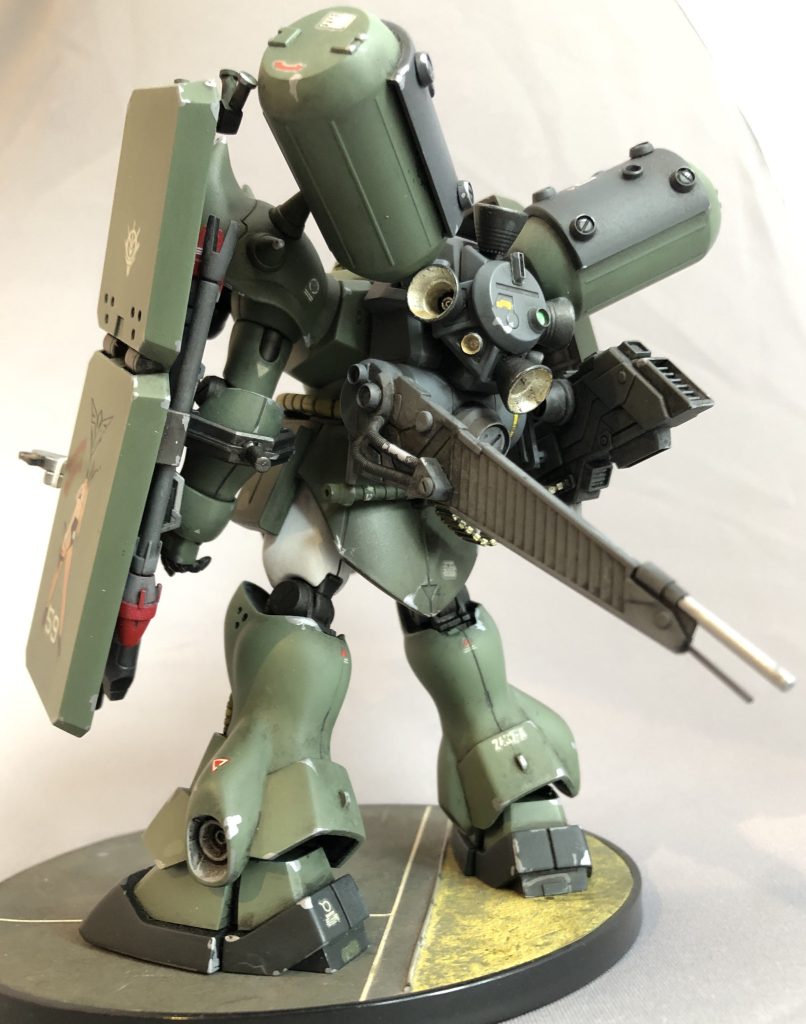 背面にも小ネタを仕込みました。腰に装着されていたビームアックスですが、どうにもランゲブルーノ砲に干渉するので「ゲルググ・ナギナタ」に変更しました。「ナラティブ」作中のエリクさんも採用しておりましたが、ネオジオンパイロットには「ゲルググ・ナギナタ」の愛好家が多い、というオラ設定です。アクシズの教習機が「リゲルグ」であったことなども関係しているかもしれませんね。