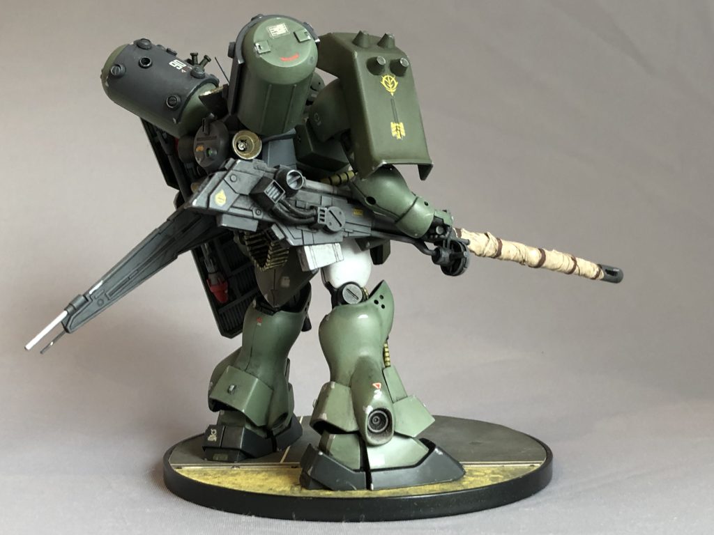 初回竣工時には満足していたのですが、改めて塗り分けられていない箇所の塗り分けを施しています。ランゲブルーノ砲、バックパック、各スラスターなどを中心に追加で塗り分けをしました。