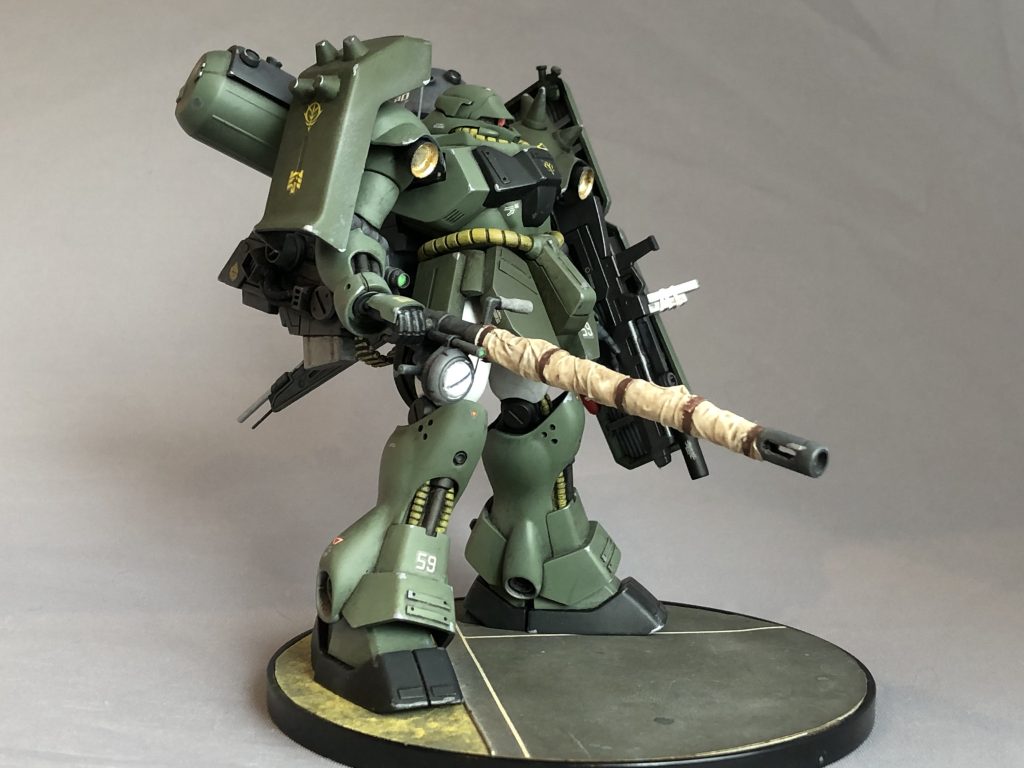 前後にヴォリュームのある、正に「重装型」といった立ち姿です。