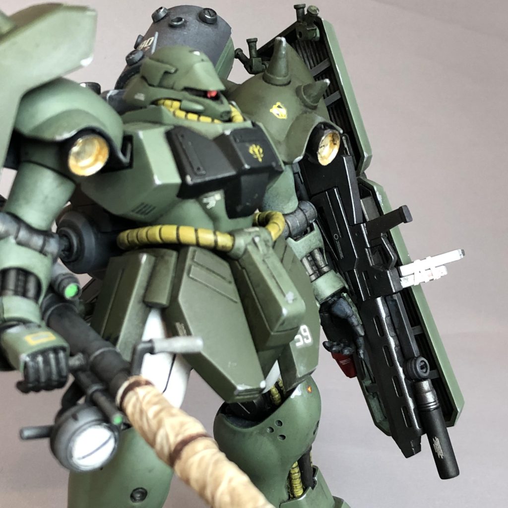 ランゲブルーノ砲をブンブン振り回す重装型ですが、「近接薄くね?」と思っておりまして、近接戦用にシールドにドーガマシンガンを懸架出来るようフックを付けました。Eパックはバンテージで巻き付け2個セットにしてあります。シールド内側につくスモークディスチャージャーはキットのものだとしょぼいので、プラ材で丸ごと新造しました。