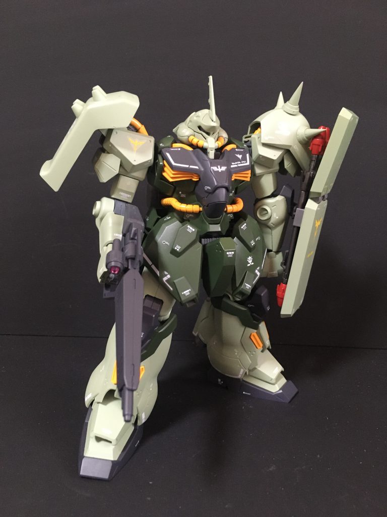 ネオジオン軍らしさを出すために、右肩と左腕のシールドははギラドーガ用に、右肩のスパイクと頭部動力パイプと頭部角はビルダーズパーツに変更、胴体にヤクトドーガの動力パイプを追加しています。