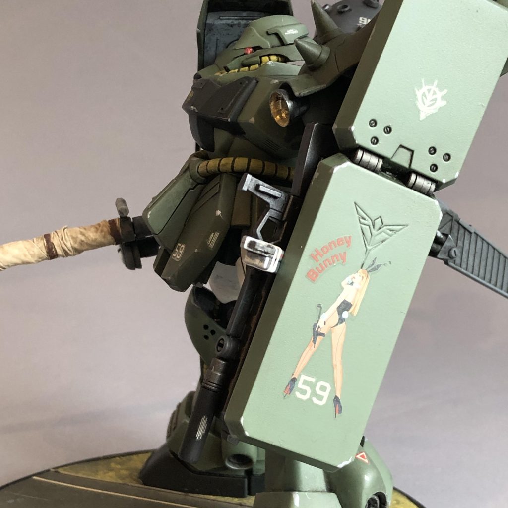 左腕シールドは前回竣工時に施したデカールがボロボロに剥がれてしまったので、クリアラッカーで下地を整え新たに「おねいさんシール」を貼っておきました。ずっと使いたかったのに大きくて貼りどころが難しかった「はにーばにーおねいさん」です。