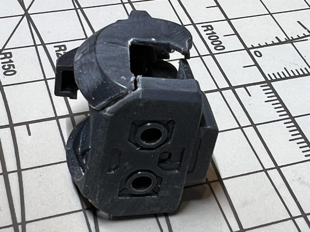 脇下の合わせ目は消したかったので分割位置変更。