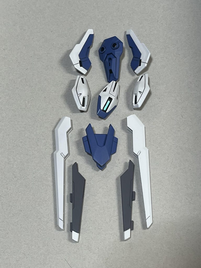 ビットステイヴたち本体も含めて、センサー類の塗り分けがめんどいので、センサー類を塗ってから付属のシールをマスキングテープとして代用して貼り付け。その上からメインカラーを塗っていきました。蛍光色などが滲んでくるのが怖いので、マスキング後にはグレーサフで下地を作りました。