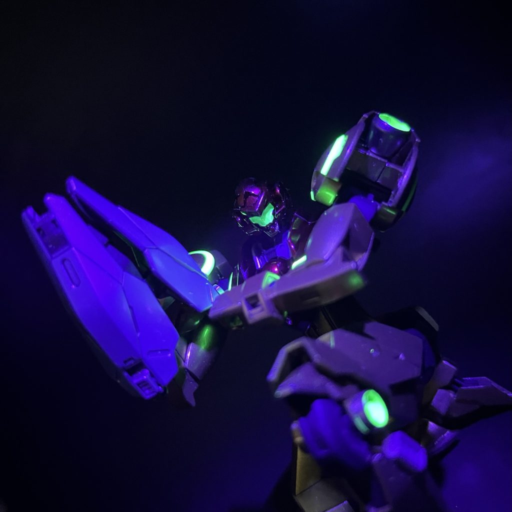 膝の側面にはM.S.G(モデリングサポートグッズ)を取り付けてディティールアップ+蛍光部追加をしています。