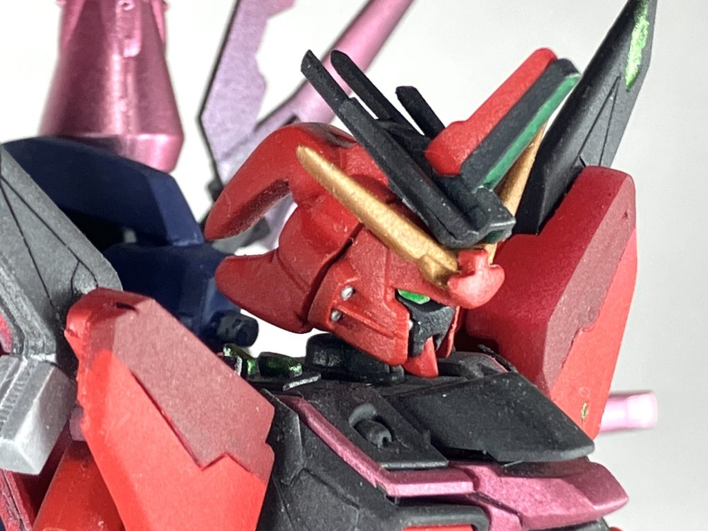 頭部もかなり改修しました。アンテナにセンサの追加パテでの頭部デザイン追加(皇帝感を出したかった！)額の形状変更(セイバーガンダムの額を参考にしました)胸部のメタリックピンクは差し色として非常に気に入ってます！！