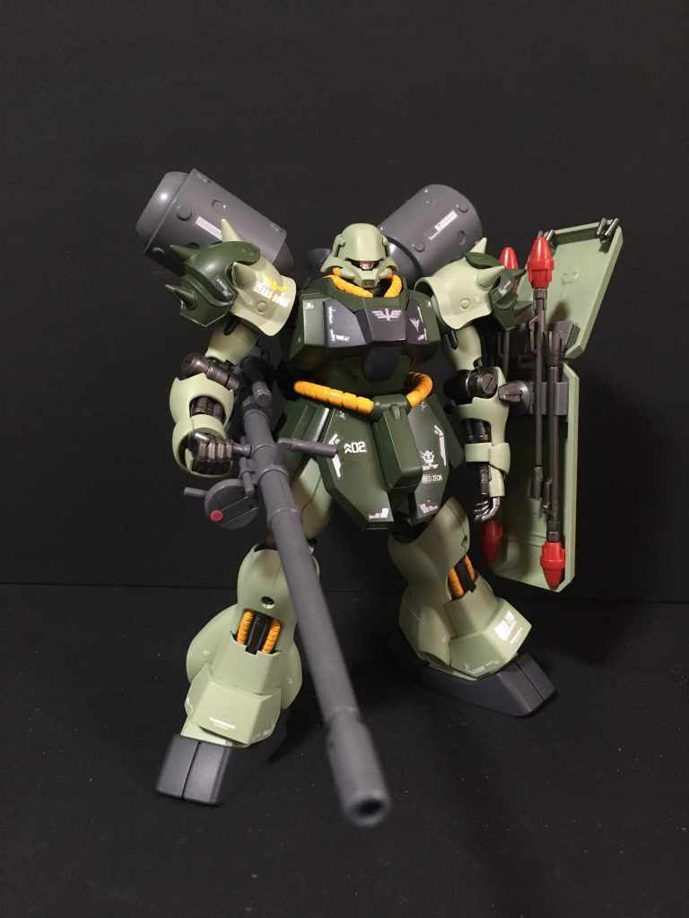 正面右第2次ネオジオン抗争時に製造されたオプション仕様機の1つで、当時試作段階であったギラズールのパーツが一部使用された機体という脳内設定です。