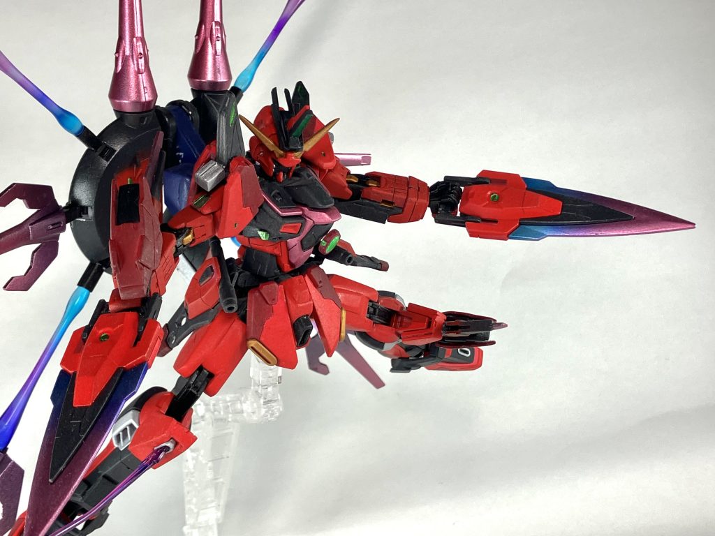 さらに！！腕部にも取り付け可能です。GNカタール装備時のガントレット的な役割を果たします。どこまでも近接戦闘に特化させています。