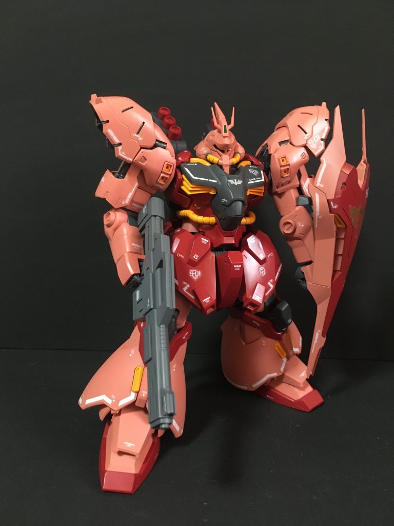 頭部角と両肩、シールドはRGサザビー用に、頭部動力パイプはビルダーズパーツに変更、胴体にヤクトドーガの動力パイプを追加しています。武装はサザビー用のビーム・ショット・ライフルとしました。