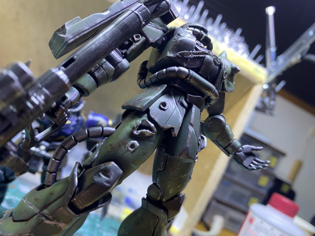 装甲板の剥がれとか、砲撃を受けた感じとかをエキパテで再現してみましたー😁 