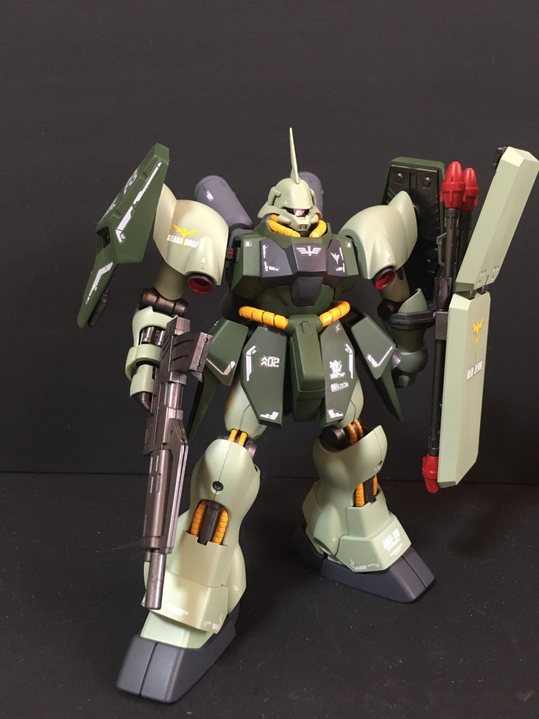 正面右第2次ネオジオン抗争時に製造されたオプション仕様の1つで、指揮官用機として設計された機体という脳内設定です。両肩のシールドのファンネル装着機構はオミットしています。