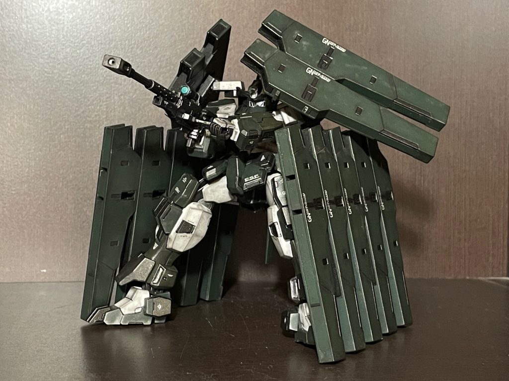 続いてはサバーニャ・ニールカスタムこちらはサバーニャ最終決戦仕様にジャンク品のデュナメス用GNスナイパーライフルを装備。シールドビットで鉄壁の防御をしきながらライフルビットで狙撃目標前の敵を排除、高出力ライフルで敵母艦を狙撃。こちらもバッグパックにケルディムガンダムのものを増設、機動力をアップした。