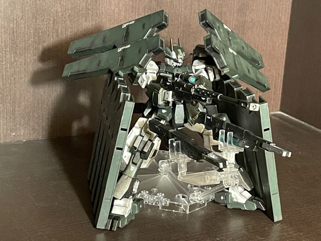 1年くらい前にダブルO Oガンダム劇場版のプラモを作ってまして、その時の筆塗り部分塗装アンドウェザリング仕上げのお手軽仕様です。実はニールが生きていて、2機のサバーニャで共闘出来たらと妄想し作りました。2人のロックオンストラトスが『狙い撃つぜ!』と『乱れ撃つぜ!』を同時に叫ぶシーン…見てみたいなぁ。