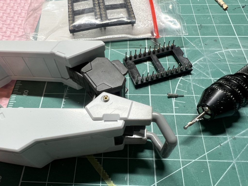 ワンポイントで回路部品の金属部品を埋め込みました。