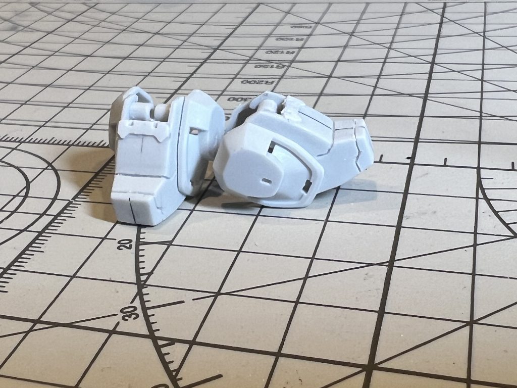 肩アーマも段落ち埋めつつスジボリ、開口、ディテールアップ。