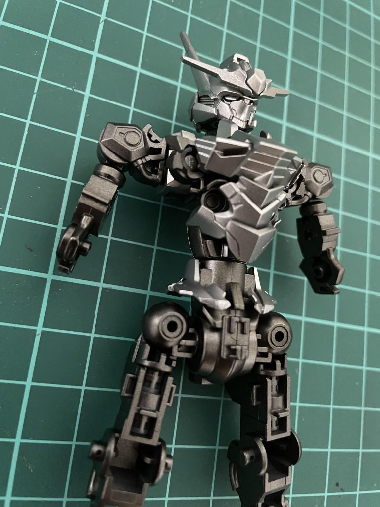 フレーム部はガンメタ、その他はシルバーで下地を塗って各部クリアカラーを塗りました