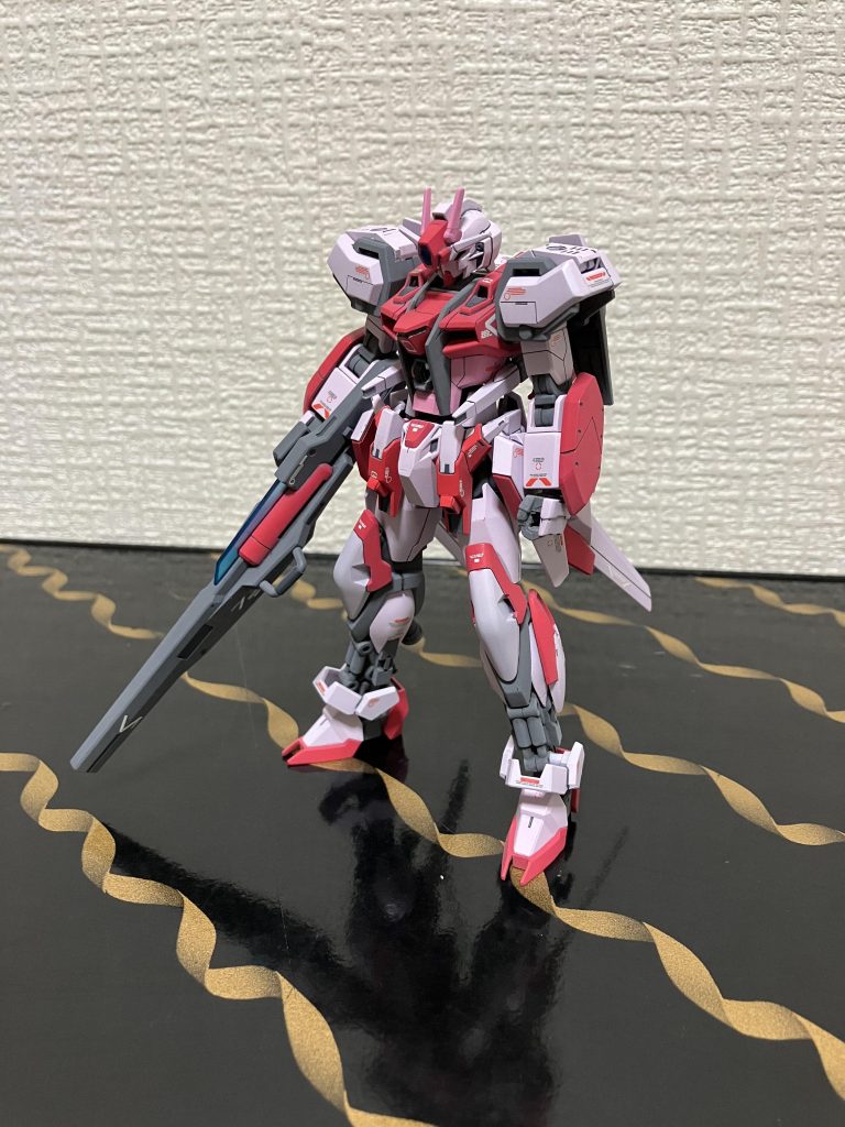 機体説明「大破した強化型ストライクガンダムを強化、改修した姿。試作開発された次世代型動力源「PhaSeドライブ」を試験的に搭載した機体、PSドライブ内で生成されるPhaSe粒子を機体全体に付着させることによってPS粒子の特徴である反重力効果、質量軽減効果により従来のような跳躍ではなく''浮く''ような飛行が可能となったが、PSドライブが未完成のため最大稼働時間は40分となっている。    改修前の強化型ストライクから損傷の酷かった胴体、脚部を中心に改修が施されている機体フレームは新規に作り直されている。胴体はコクピットの位置が腹部から胸部に変更コクピットハッチの前面にモノアイセンサーを追加、腹部にはPSハイメガキャノンが追加された。脚部は脹脛にバーニア、マイクロミサイルポッドを追加、一部装甲を無くし機動力の強化を図っている、腰部はサイドアーマーにバインダーを追加、リアアーマーにはビームサーベルを、ビームダガーとしても使用可能。フロントアーマーには新たにPSビームガンが追加された。頭部には大型のセンサーユニットを追加しこれまで以上の索敵を行うことができ安定した長距離狙撃も行える」PhaSe Drive「土星圏を拠点とするA.R.i.O.S(Another Ring Of Saturn)という表舞台には滅多に姿を表さないMSの研究、開発をしている組織が開発しているMSの次世代型動力源である。      PhaSeドライブ内で半永久的に生成される PS粒子には2つの特徴がある、1つは反重力効果、PSドライブを搭載している機体は従来のようなジャンプではなく