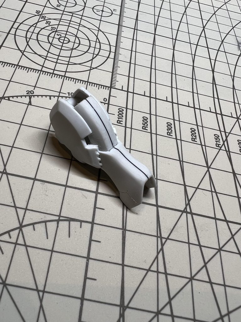 脛の段落ちは目立って嫌だったので後ハメ加工して埋めました。ちょっとディテールアップ、開口。