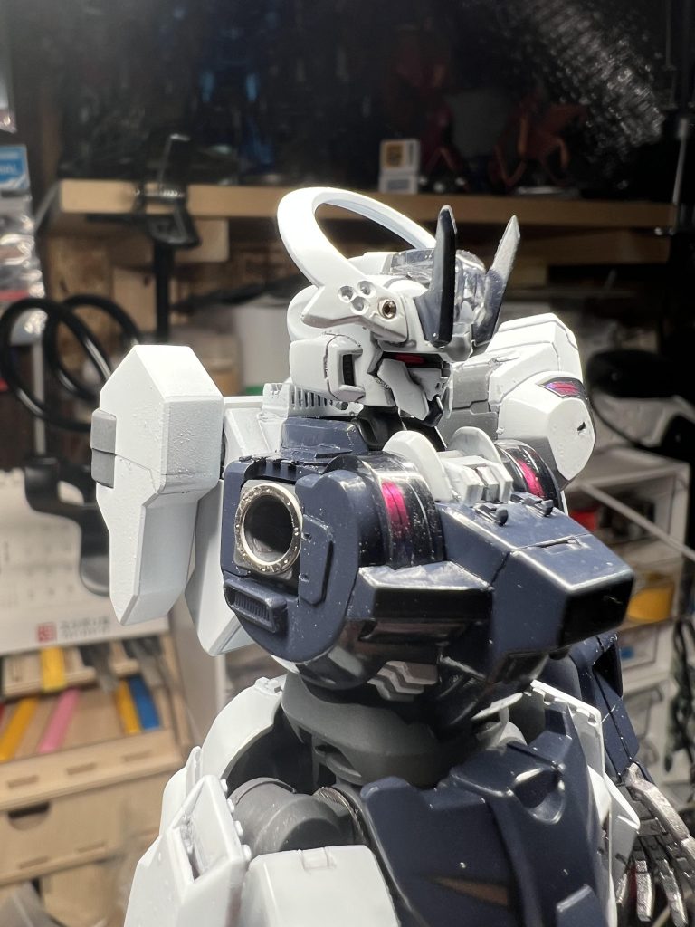 腕、足の付け根にエッチングやワッシャーなど