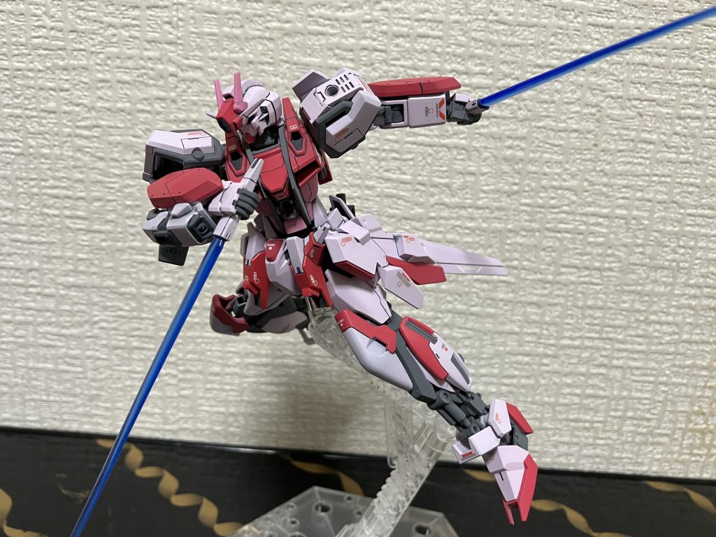 PhaSeビームサーベル/ビームダガー「PhaSeドライブユニットに接続されている格闘兵装、出力の切り替えによってビームサーベル又はビームダガーとして使用出来る」