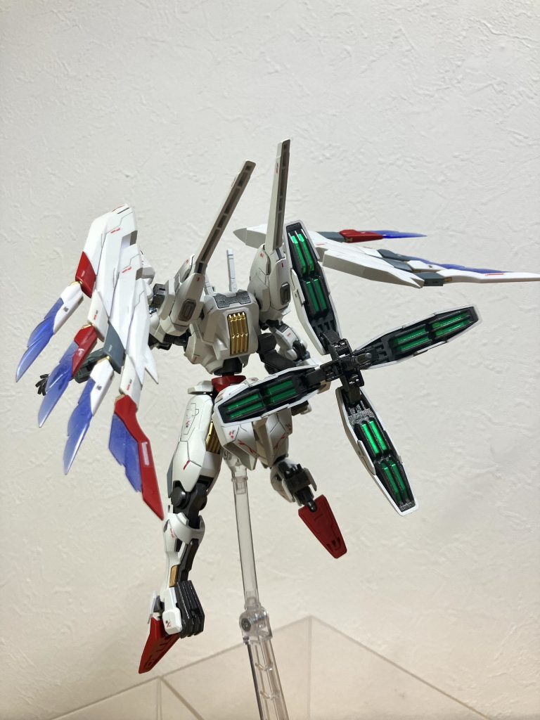 背面は最終的にエスカッシャンは背部の2機のみ搭載に。