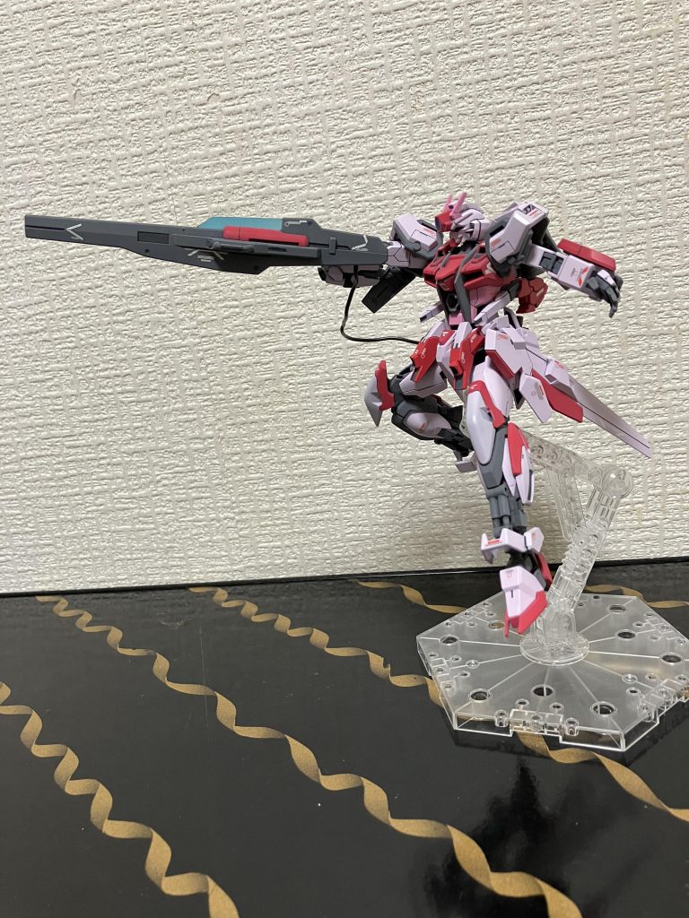 PhaSeメガランチャー「強化改修の際に新たに作られた手持ち型の大型ビーム砲エネルギー供給をPSドライブに依存しているためバックパック横のサーベルラックから供給用ケーブルでドライブと接続している  その威力は絶大で対ビームコーティングを施している多重装甲のシールドを軽々と貫通する。最大出力時には掠っただけで機体が爆散する程の威力になる」