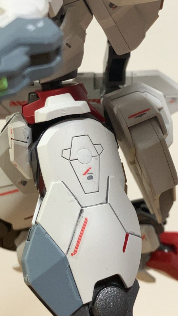 大腿部の穴埋めは、ランナーを刺して整えてから塗装しています。