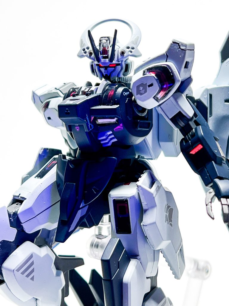 目は蛍光レッドで発光ぽく塗装。各所開口しました。